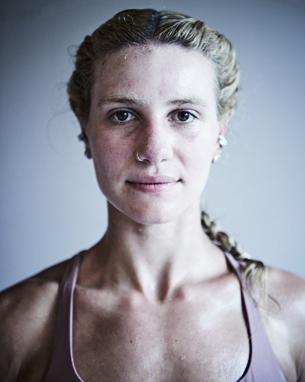 Victória Bonocielli em retrato frontal após uma aula de hot yoga.